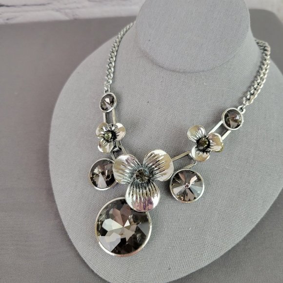 Chunky Silver Flower & Faceted Gray Rhinestone Necklace - Picture 2 of 12